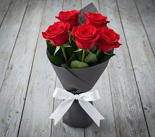 Букет 5 Красных роз Эдлесс Лав в Переясловской