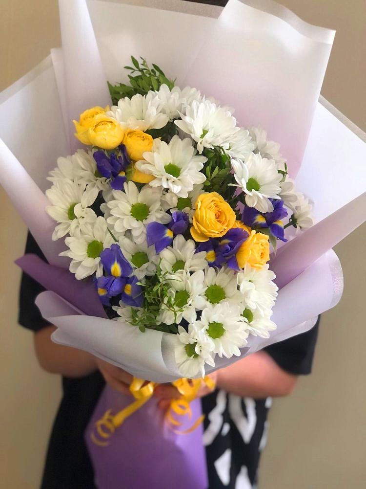 Букет цветов из: Ирисы, Хризантемы и Розы в Переясловской