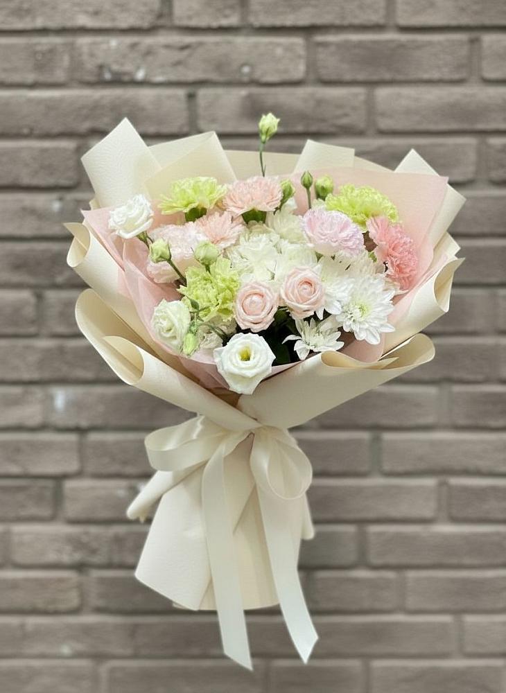 Букет цветов из: Гвоздики, Розы, Лизиантусы и Хризантемы в Переясловской