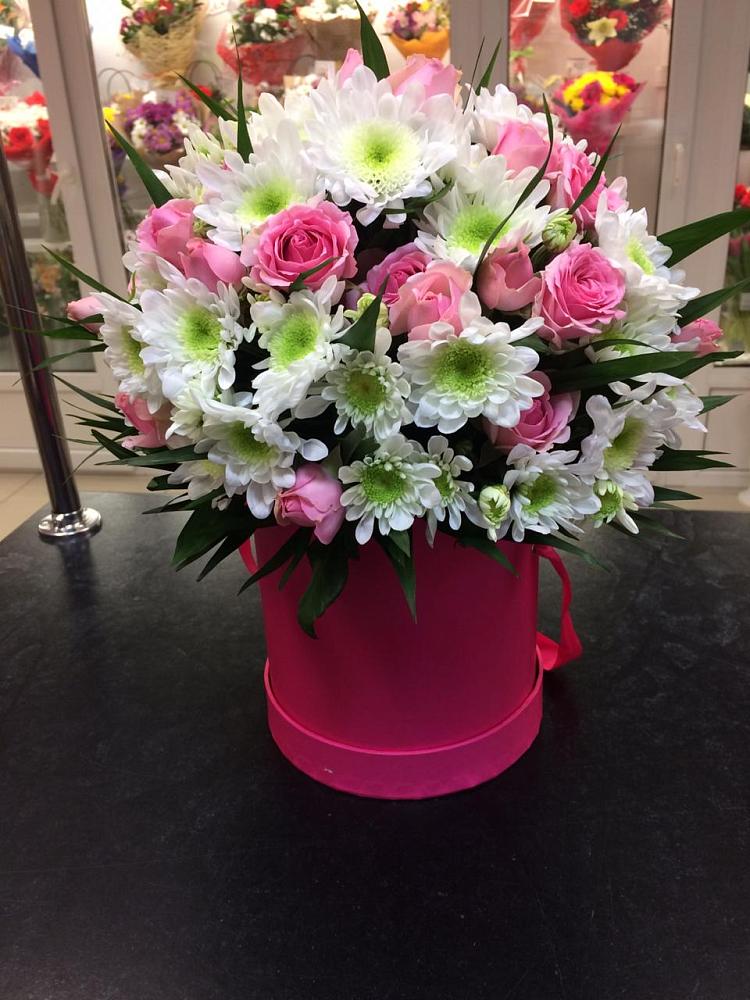 Цветочная композиция из Розы и Хризантемы в шляпной коробке в Переясловской