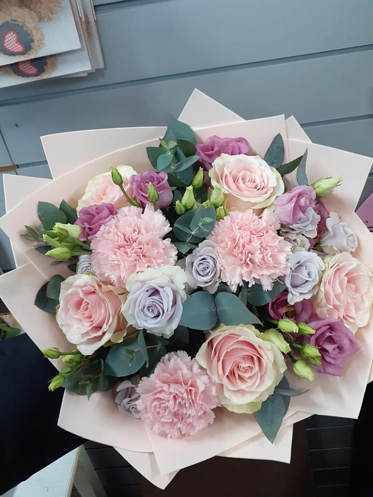 Букет цветов из: Розы, Гвоздики и Лизиантусы в Переясловской